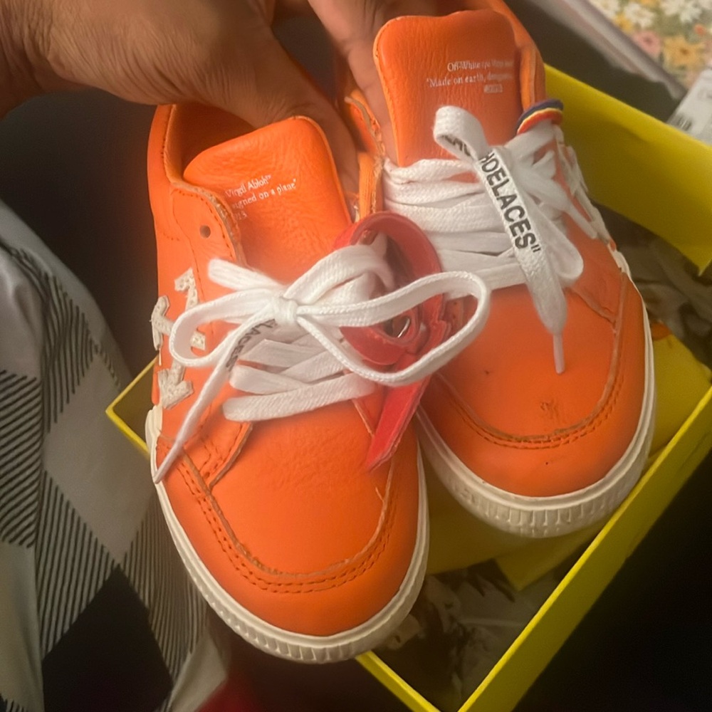 Off-white toddlers size10